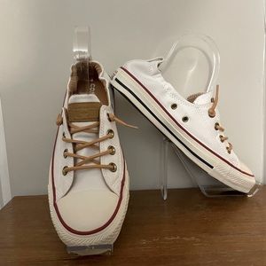 New w/o tags. Never worn. Soft fabric upper, contrast stitching, leather laces